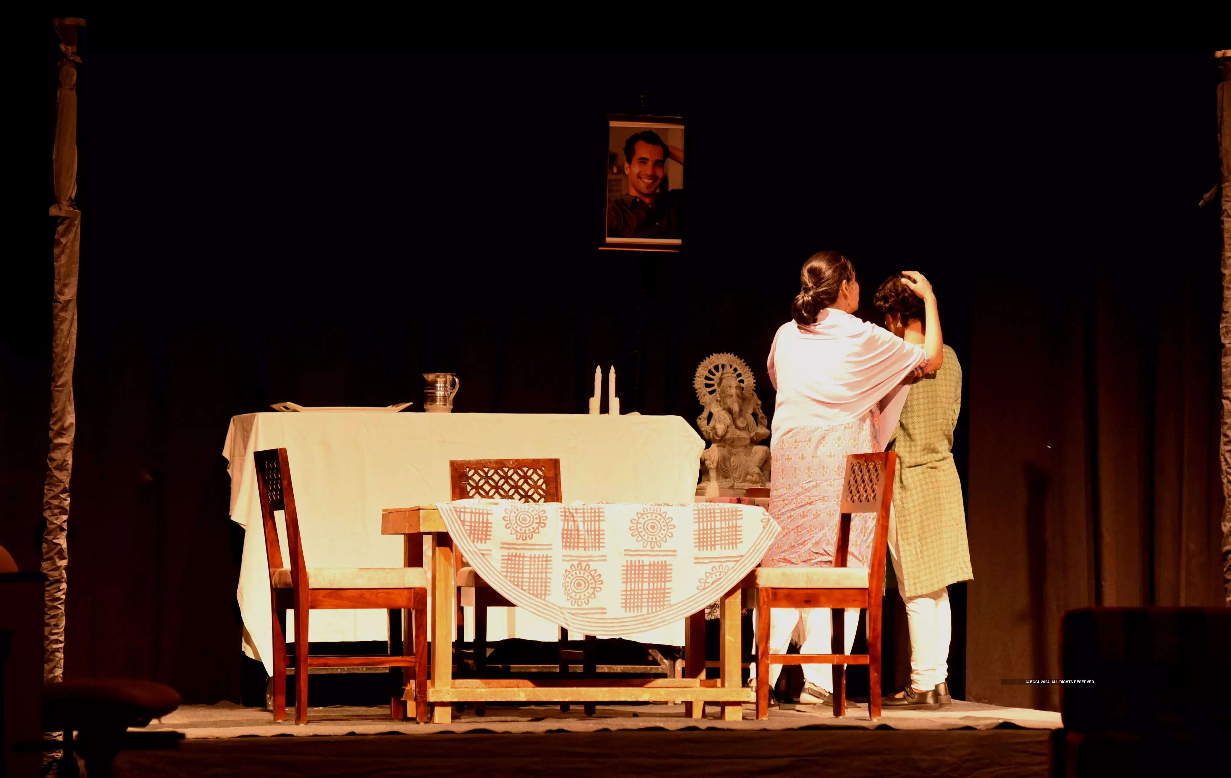 Kaanch Kay Khilauney: A play