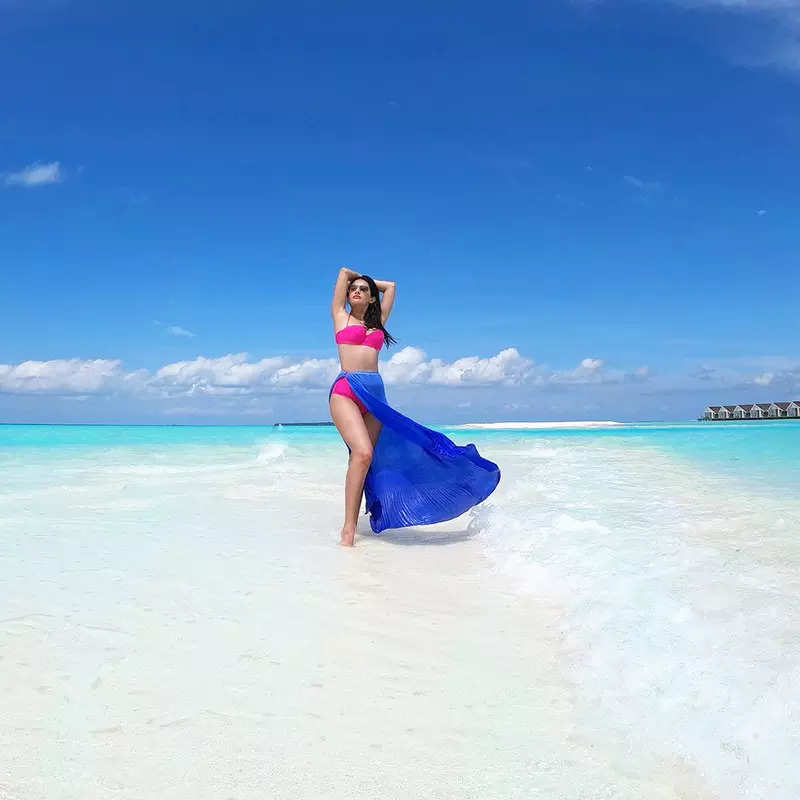 These breathtaking pictures of bikini-clad Amyra Dastur from her beach vacation will make you go wow!