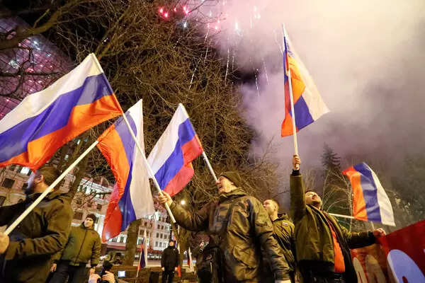 Ukraine: Pro-Russian activists celebrate as Putin recognises breakaway regions