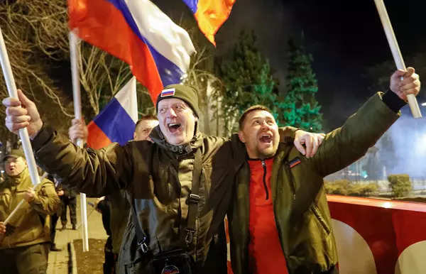 Ukraine: Pro-Russian activists celebrate as Putin recognises breakaway regions