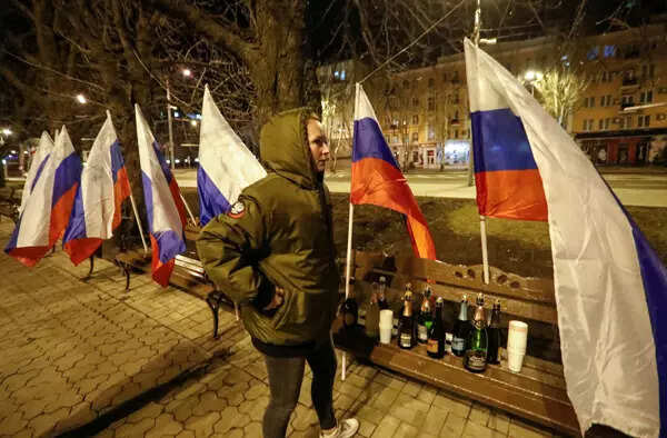Ukraine: Pro-Russian activists celebrate as Putin recognises breakaway regions