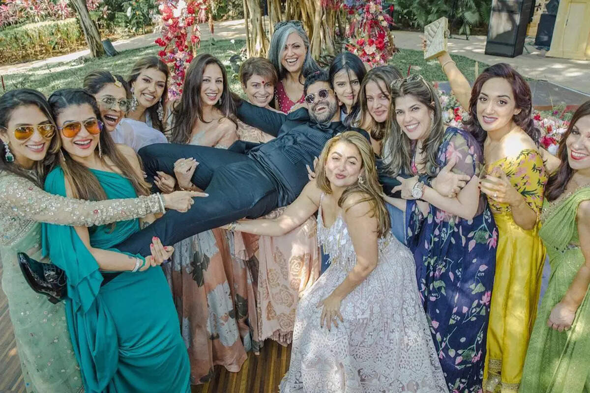 From dancing to kissing pictures, Shibani Dandekar and Farhan Akhtar share priceless moments from their wedding