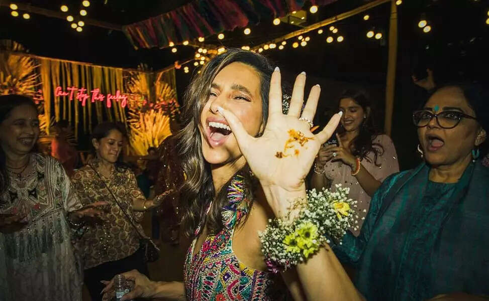 From flaunting her &lsquo;Boho mehendi&rsquo; to dancing with BFFs, Shibani Dandekar shares fun-filled pictures with Farhan Akhtar