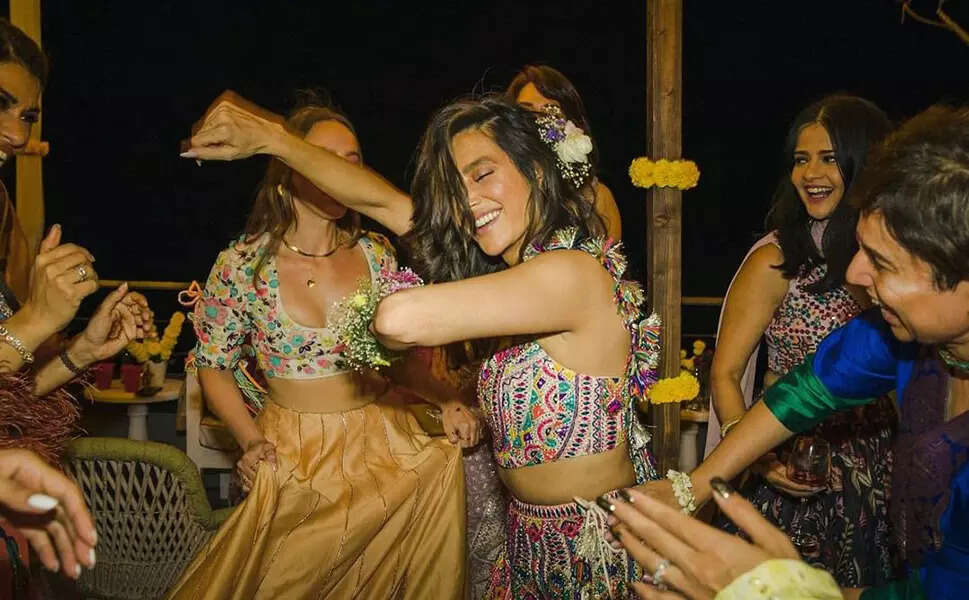 From flaunting her &lsquo;Boho mehendi&rsquo; to dancing with BFFs, Shibani Dandekar shares fun-filled pictures with Farhan Akhtar