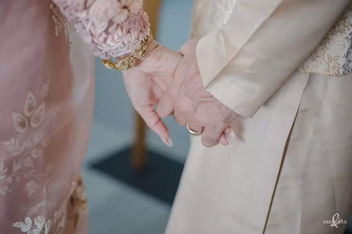 These dreamy pictures of Shibani Dandekar and Farhan Akhtar from their civil wedding you just can't give a miss