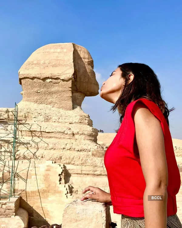 هينا خان تشارك لقطات سريالية من إجازتها في مصر ؛  يعطي أهداف السفر الرئيسية |  معرض الصور