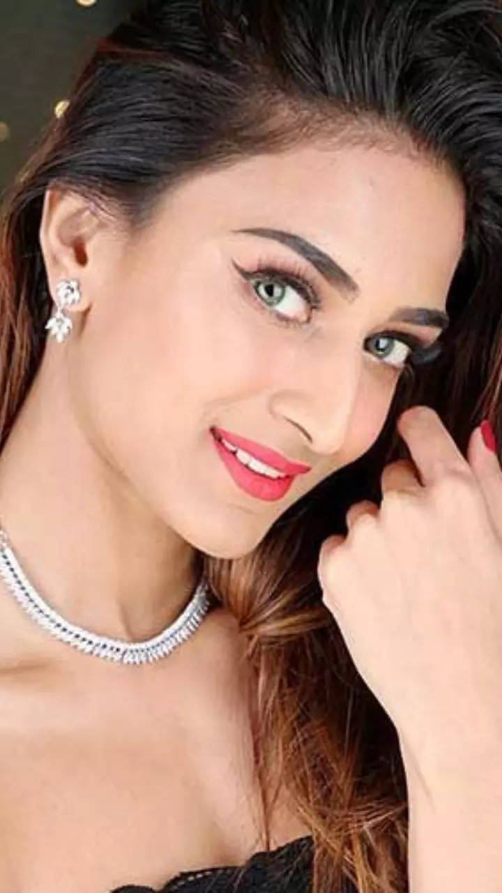 Erica Fernandes Makeup Tips: Makeup lessons to learn from Erica Fernandes |  Times of India