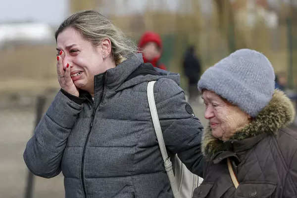 40 tear-jerking pictures of Ukrainians who fled their country amid Russian invasion