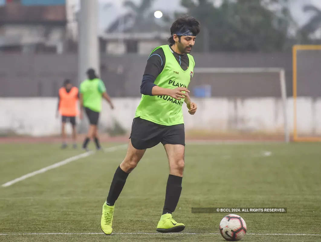 Kartik Aaryan, Ibrahim Ali Khan and other actors end their weekend playing a football match Photogallery