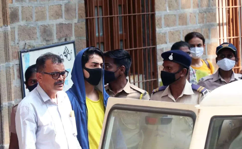 Drugs case: Aryan Khan & family breathe a sigh of relief as NCB's SIT finds 'no evidence'; pictures of starkid go viral