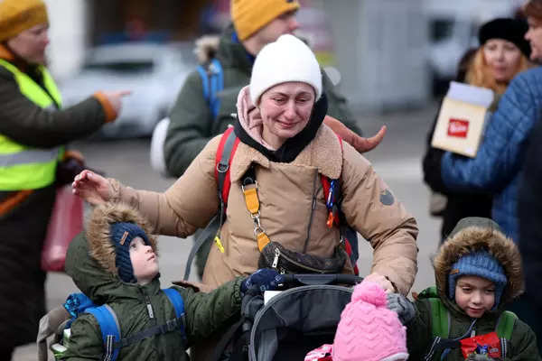 Thousands flee Ukraine amid Russian invasion; see pics