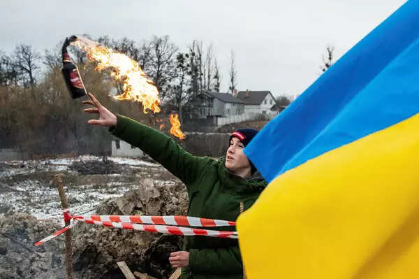 Ukrainians train with Molotov cocktails