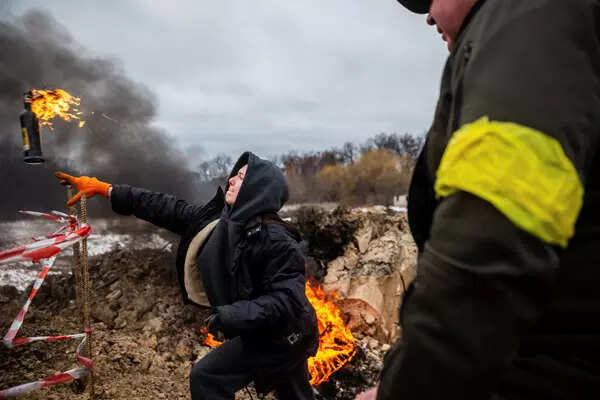 Ukrainians train with Molotov cocktails