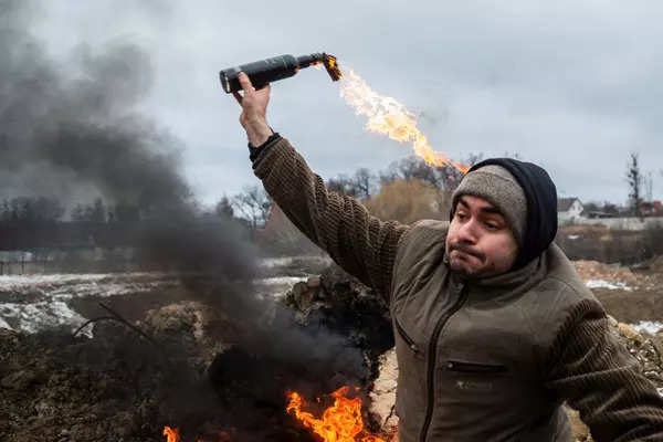 Ukrainians train with Molotov cocktails