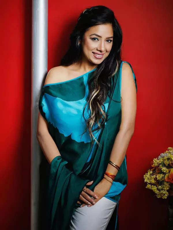 Anupamaa fame Rupali Ganguly sheds her demure image, goes for a jaw-dropping makeover