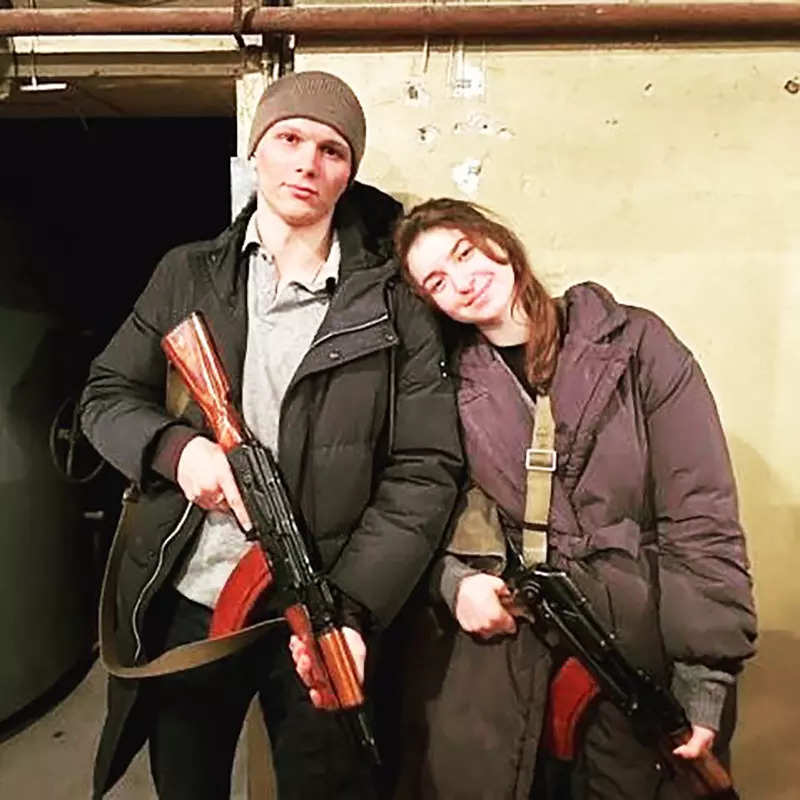 Viral pictures of newlywed Ukrainian couple who joins army to fight against Russian invaders