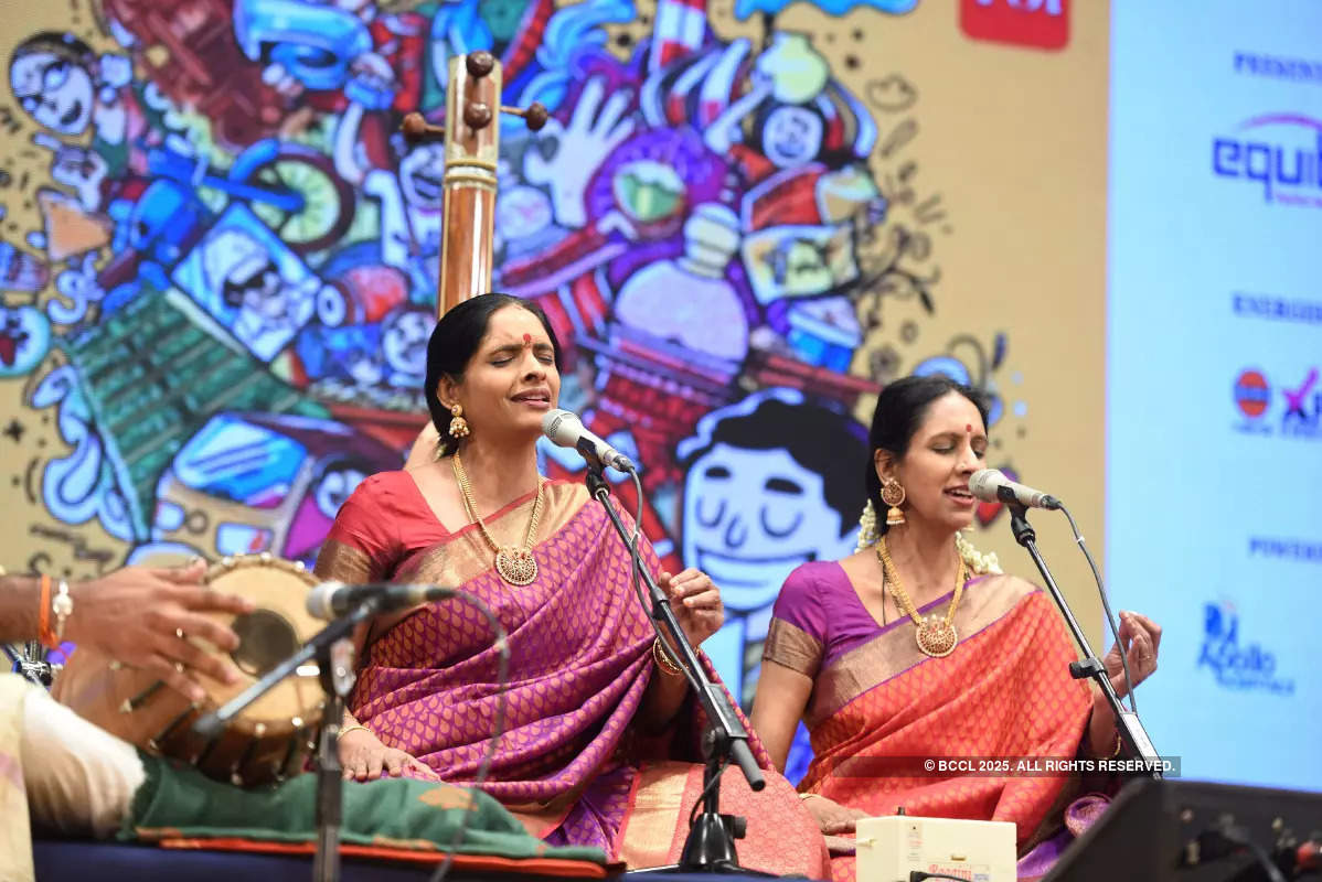 Ranjani and Gayatri perform at the finale of Times Thyagaraja Awards ...