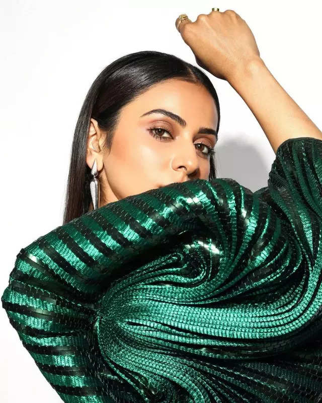Rakul Preet Singh oozes glam in a shimmery green dress, pictures will make your jaws drop