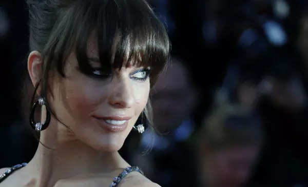 These glamorous pictures of Ukrainian-born actress Milla Jovovich go viral on internet