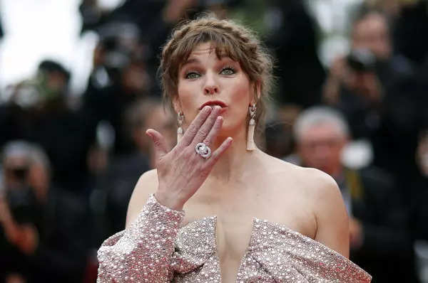 These glamorous pictures of Ukrainian-born actress Milla Jovovich go viral on internet