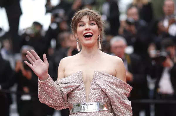 These glamorous pictures of Ukrainian-born actress Milla Jovovich go viral on internet