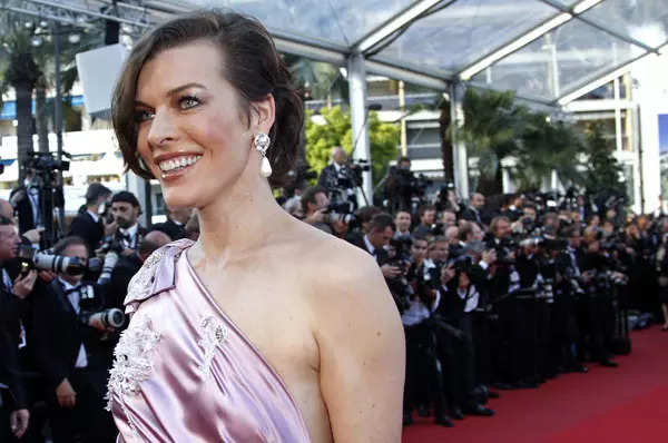 These glamorous pictures of Ukrainian-born actress Milla Jovovich go viral on internet