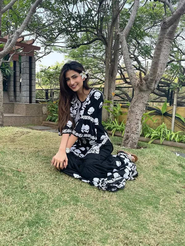 Palak Tiwari shares sun-kissed pictures in purple crop top and printed pants