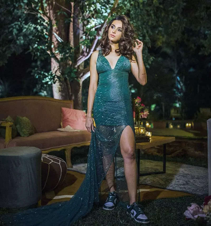 New pictures of Farhan Akhtar with Shibani Dandekar in a dazzling green gown from their wedding party are winning the internet