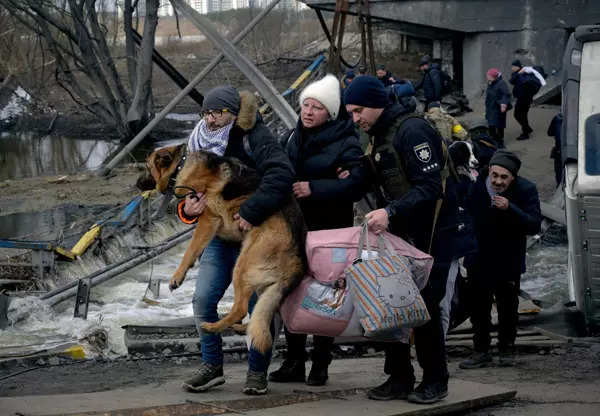 Civilians flee Irpin to escape Russian forces; see pics