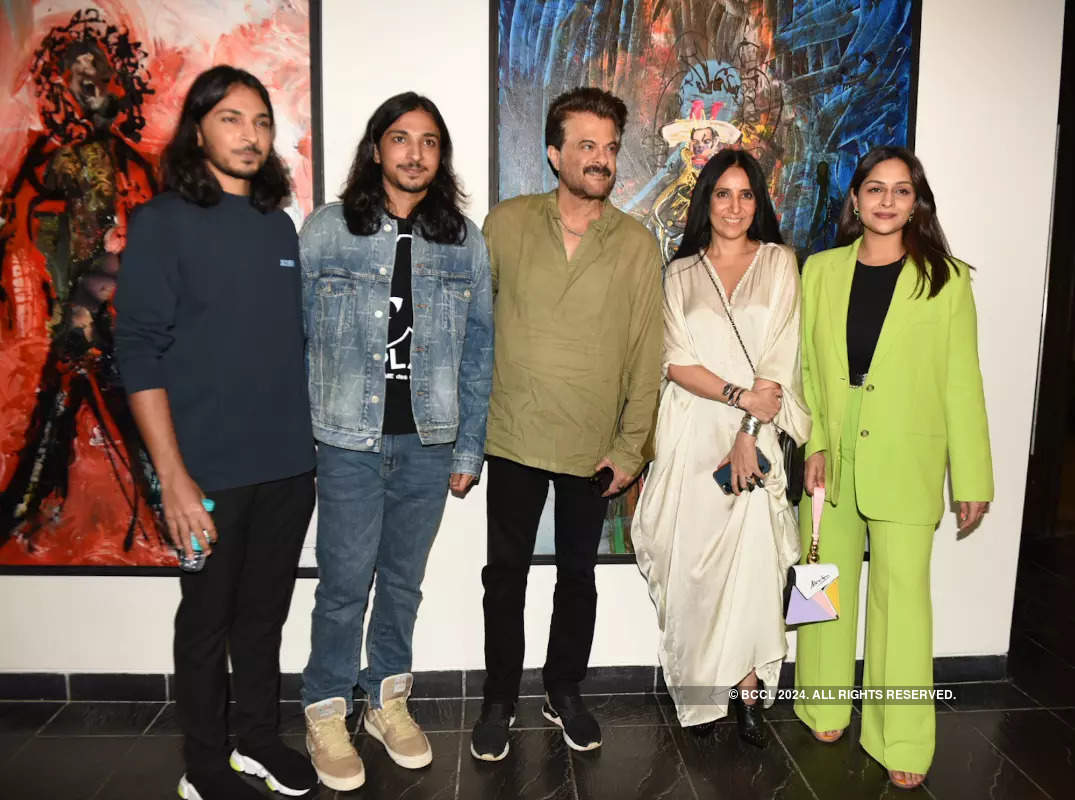 Celebs attend Viraj Khanna's art show