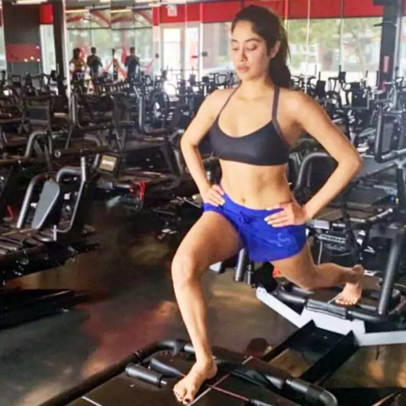 New workout pictures of Janhvi Kapoor flaunting her toned abs will surely motivate you to hit the gym