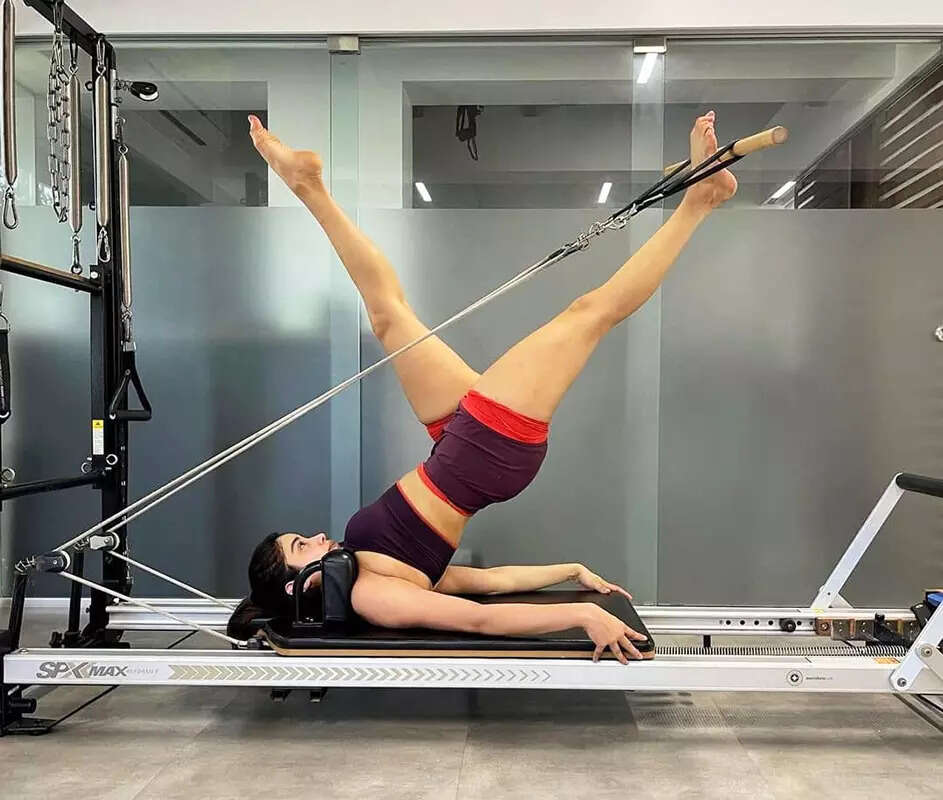 New workout pictures of Janhvi Kapoor flaunting her toned abs will surely motivate you to hit the gym