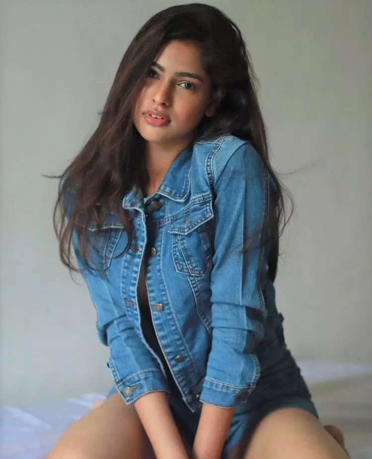 Aavriti Choudhary shares pictures in daring denim!