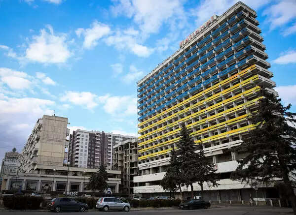 Powerful street art in support of Ukraine