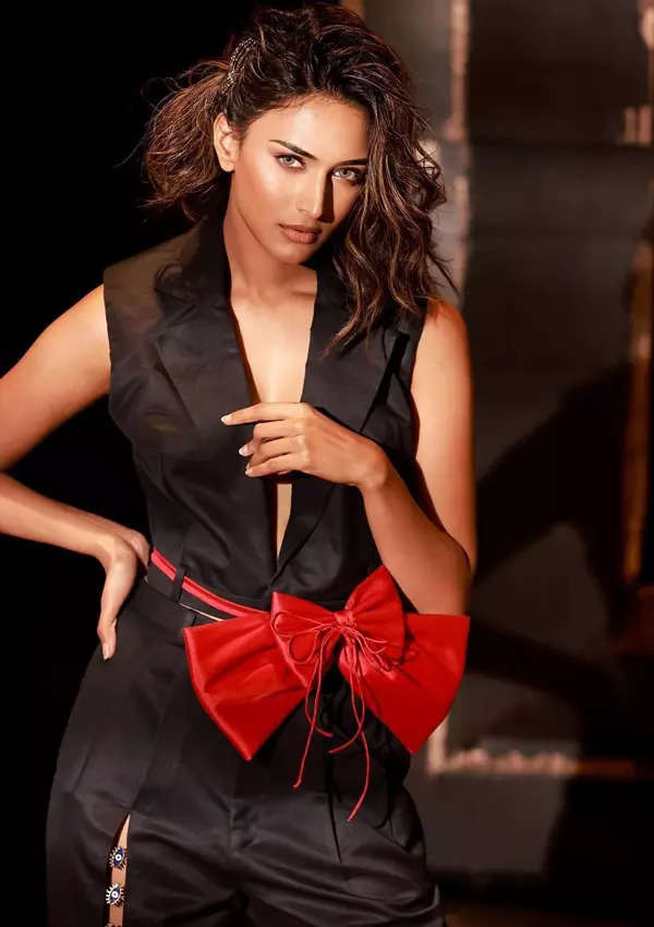 Erica Fernandes sets the internet ablaze with her black swimsuit pictures