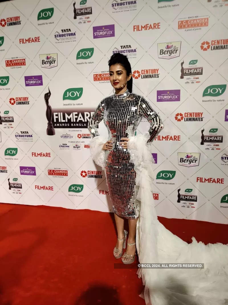 5th Joy Filmfare Awards Bangla 2021: Monami Ghosh, Akriti Kakar, Anupam Roy and more celebs grace the red carpet
