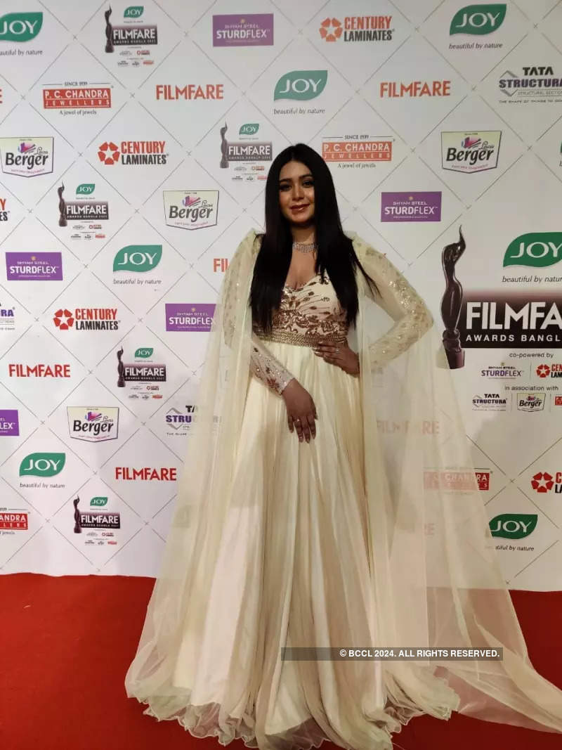 5th Joy Filmfare Awards Bangla 2021: Monami Ghosh, Akriti Kakar, Anupam Roy and more celebs grace the red carpet