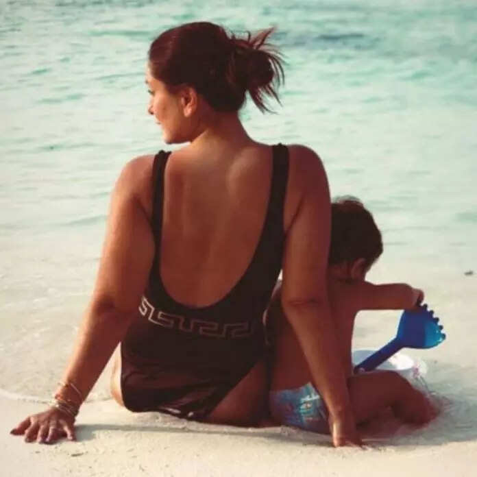 kareena_monokini_with_jeh_maldives_pic