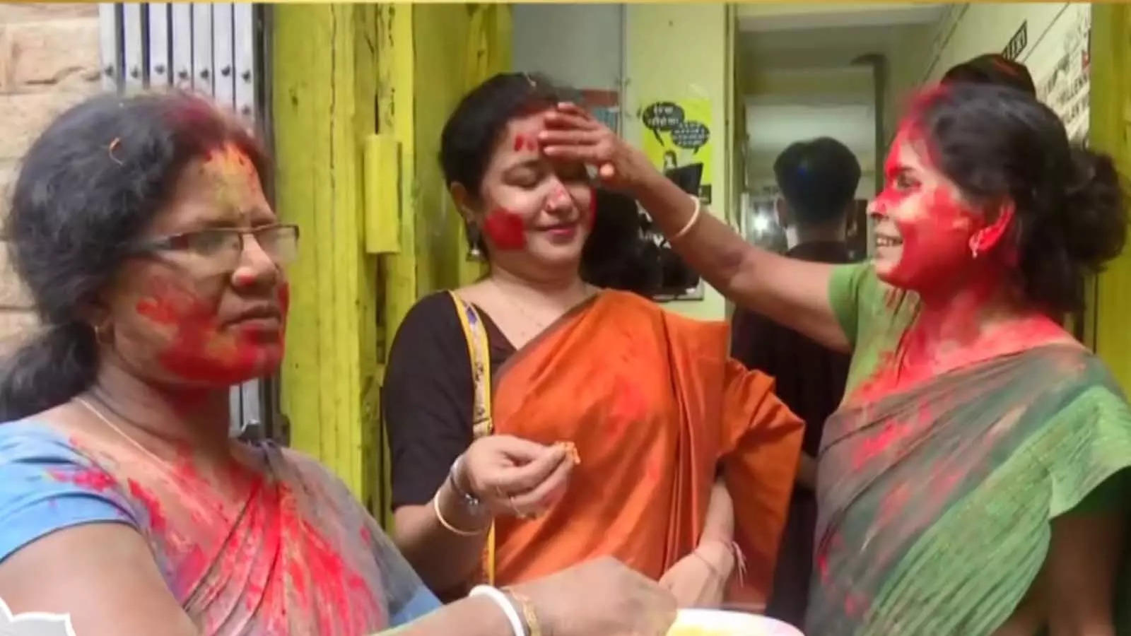 Sex Workers In Kolkatas Sonagachi Celebrate Holi After Two Years