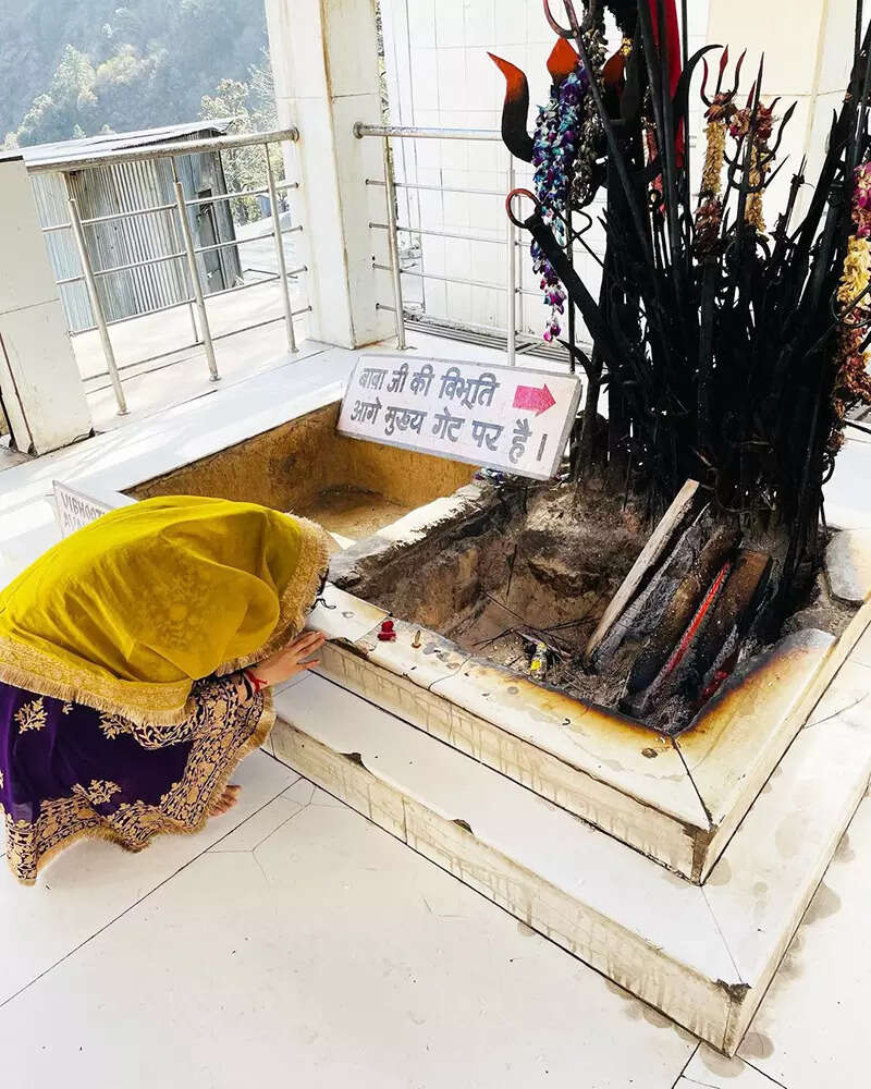 These happy pictures of birthday girl Kangana Ranaut offering prayers at Vaishno Devi shrine you just can&rsquo;t miss