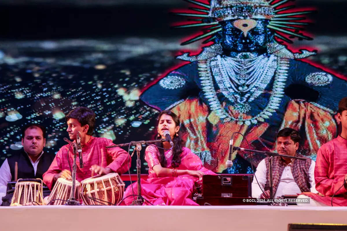 Maithili Thakur enthralls the audience with her performance at Sur Jyotsna Awards