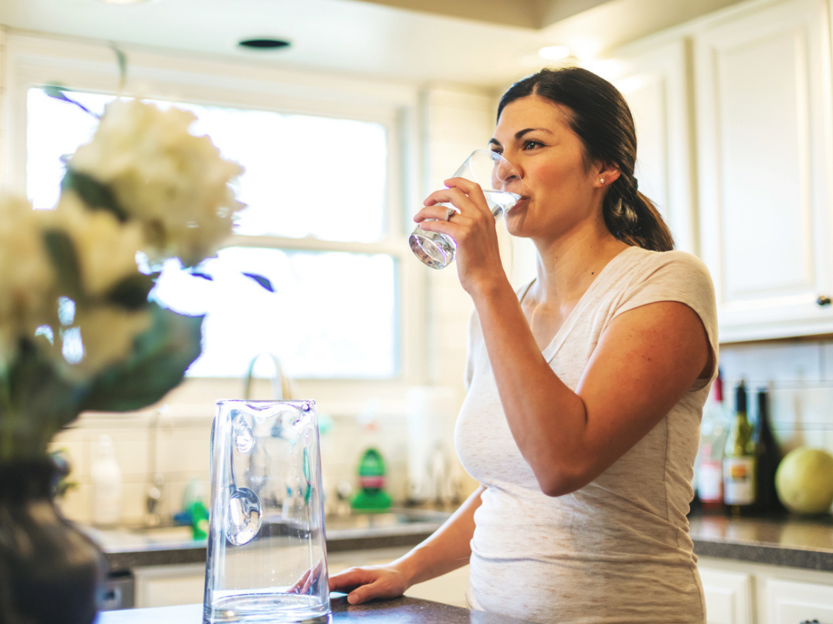 Drinking habits. Девушка со стаканом воды. Женщина пьет воду. Пить воду утром. Женщина пьет воду домашнее фото.