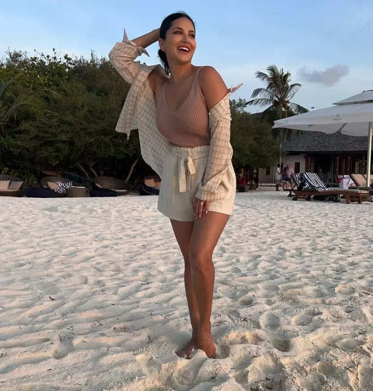 These dreamy pictures from Sunny Leone&rsquo;s beach vacation will ignite wanderlust in you