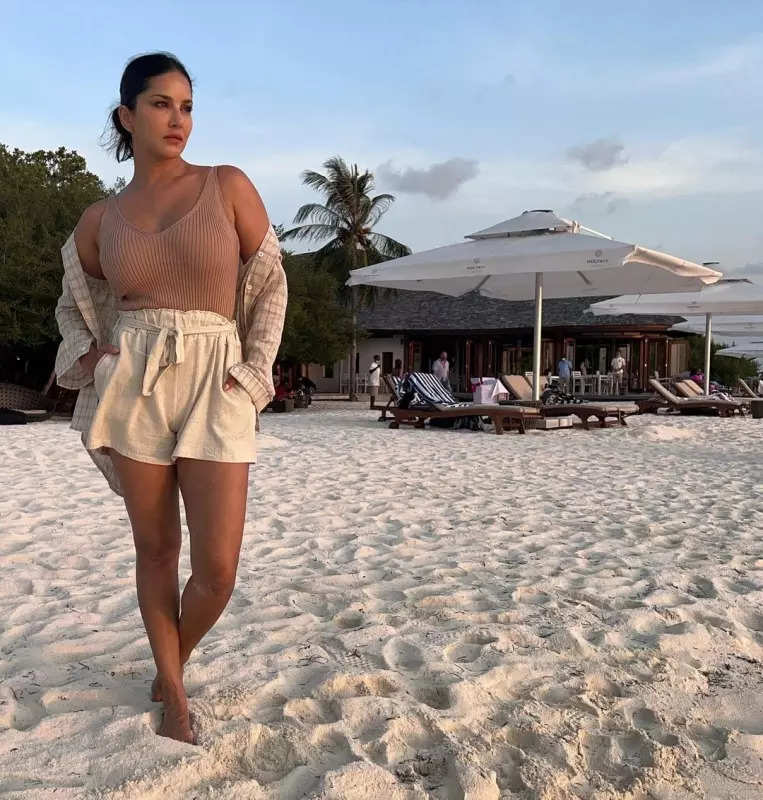 These dreamy pictures from Sunny Leone’s beach vacation will ignite wanderlust in you