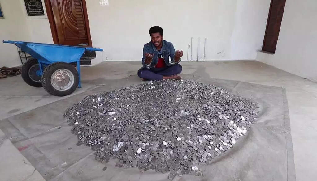 Tamil Nadu News: Tamil Nadu man buys dream bike of Rs 2.6 lakh with Re 1  coins saved over 3 years, store takes 10 hours to count | Salem News - Times  of India