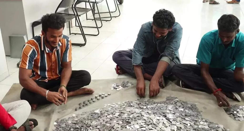Tamil Nadu News: Tamil Nadu man buys dream bike of Rs 2.6 lakh with Re 1  coins saved over 3 years, store takes 10 hours to count | Salem News - Times  of India