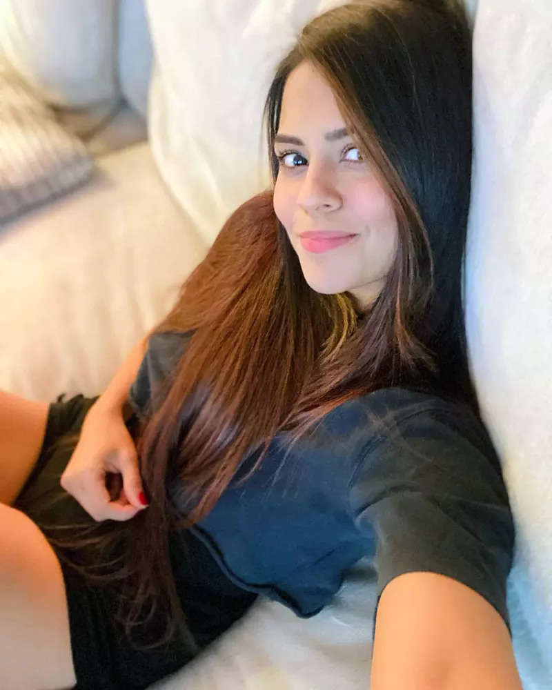 Shah Rukh Khan’s reel life daughter Sana Saeed shakes up the internet with her gorgeous pictures!
