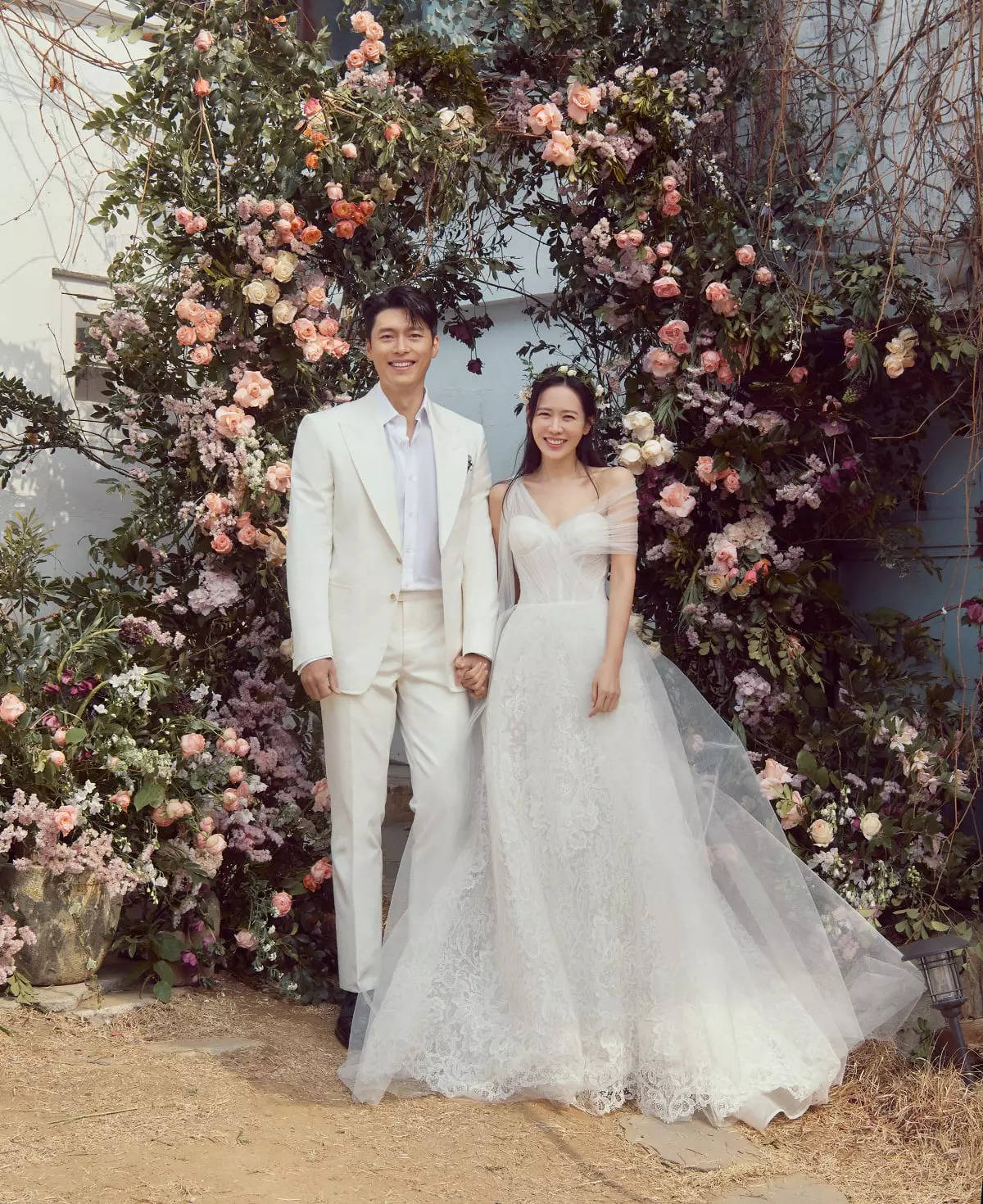 Hyun Bin and Son Ye Jin tie the knot, share first wedding pictures - Times  of India