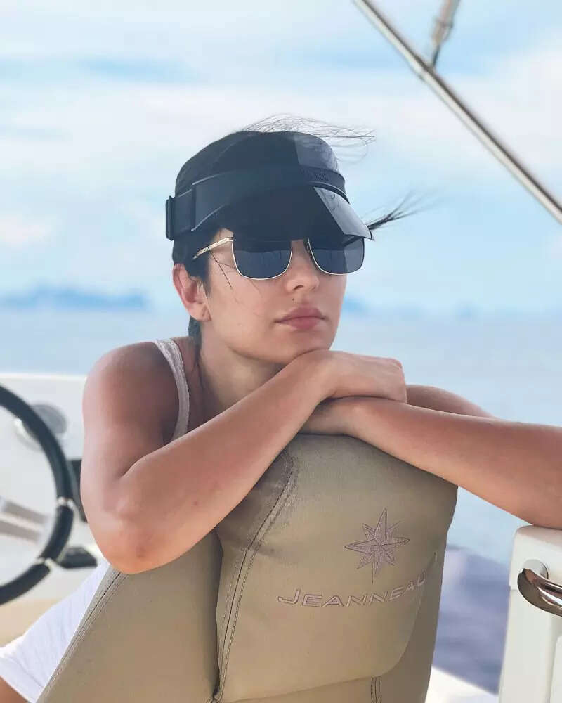 Vicky Kaushal and Katrina Kaif beat the heat in style as they jet off for a romantic getaway!