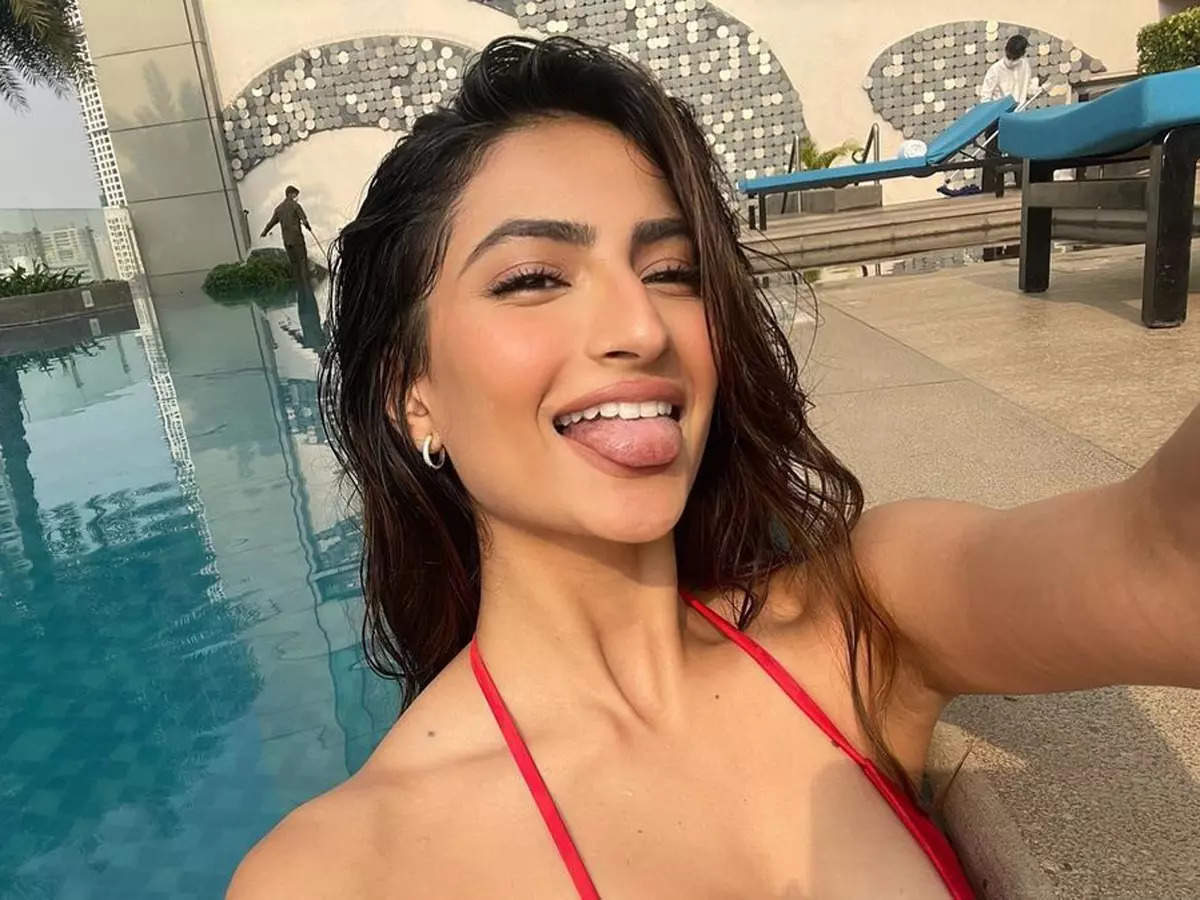 Palak Tiwari shares sun-kissed pictures in purple crop top and printed pants